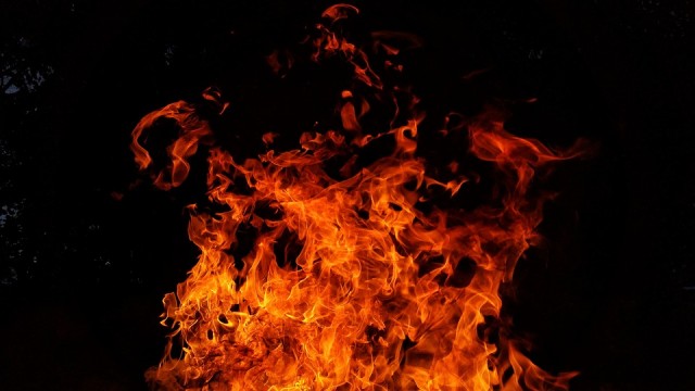 В Нягани при пожаре в многоквартирном доме погиб человек, ещё семь спасли В Нягани при пожаре в многоквартирном доме погиб человек, ещё семь спасли