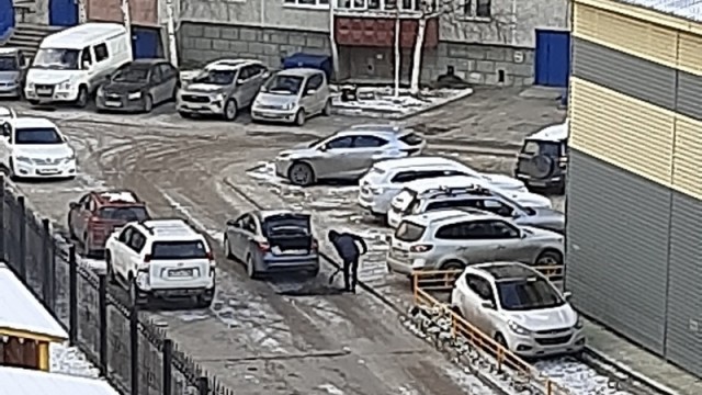 Сургутянин в одиночку отремонтировал дорогу по улице Губкина