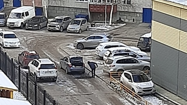 Сургутянин в одиночку отремонтировал дорогу по улице Губкина Сургутянин в одиночку отремонтировал дорогу по улице Губкина