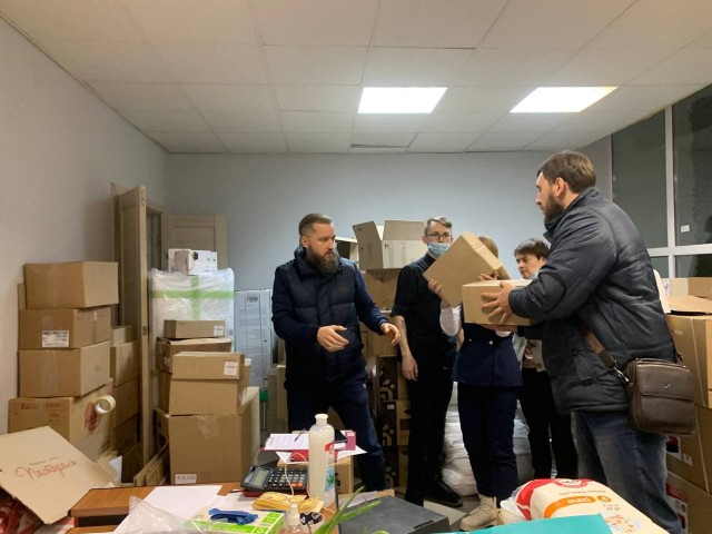 Первые 10 тонн гуманитарного груза отправились из Сургута для переселенцев из ДНР и ЛНР Первые 10 тонн гуманитарного груза отправились из Сургута для переселенцев из ДНР и ЛНР