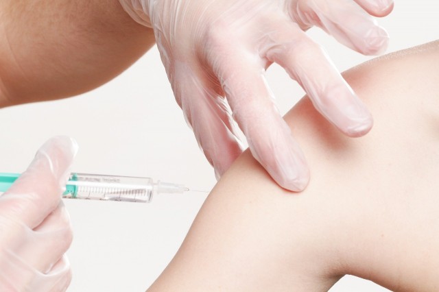 Губернатор Югры: необходимо создать условия для вакцинации работников сферы обслуживания