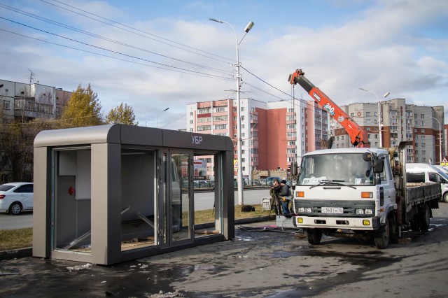 В Сургуте установили тёплую остановку для ожидающих автобуса в поселения Сургутского района В Сургуте установили тёплую остановку для ожидающих автобуса в поселения Сургутского района