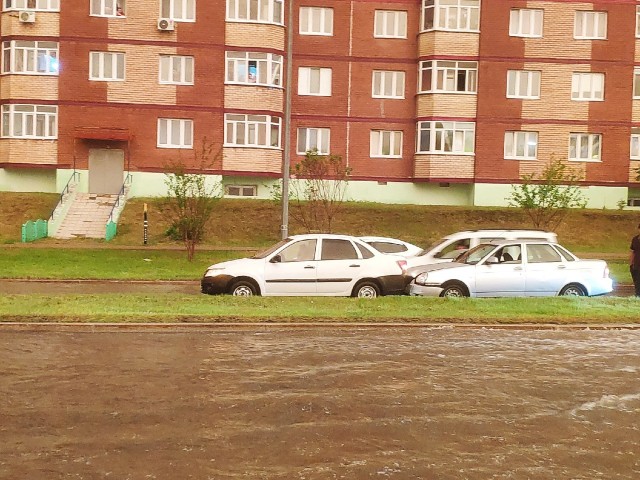 В Сургуте прошёл «суперливень». Город затопило, отключалось электричество В Сургуте прошёл «суперливень». Город затопило, отключалось электричество
