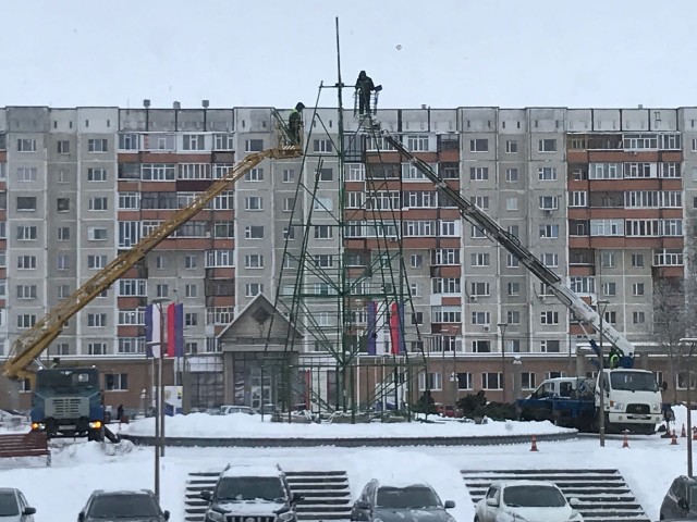 У администрации Сургута начали установку новогодней ёлки У администрации Сургута начали установку новогодней ёлки