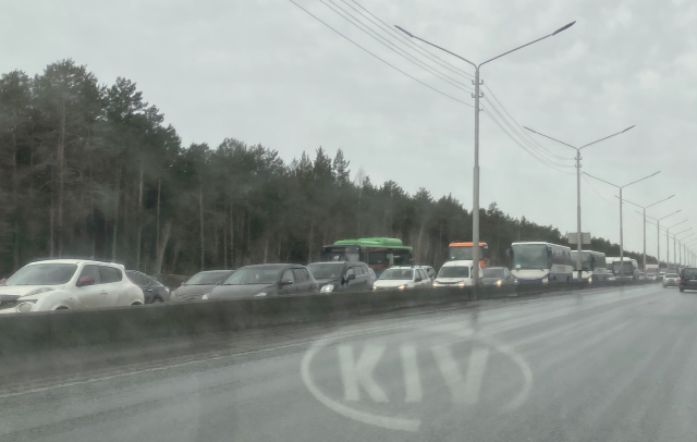 ​На въезде в Сургут образовалась многокилометровая пробка из-за ДТП с перевертышем
