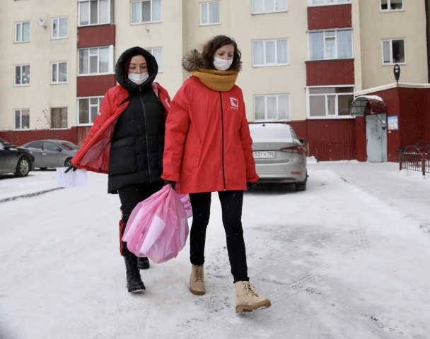 ​Волонтёры Сургутского района развозят медикаменты для людей, находящихся на самоизоляции