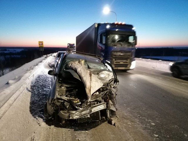 В Сургутском районе иномарка вылетела на встречку и столкнулась с большегрузом. Двое пострадали