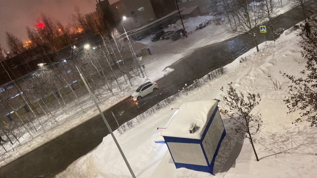 В Сургуте на улицах Островского и Студенческой на дорогах - потоп, а в домах - холод В Сургуте на улицах Островского и Студенческой на дорогах - потоп, а в домах - холод