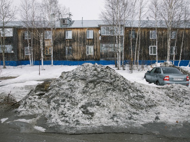 ​Кучи - окон не видно: власти Белого Яра обещают решить проблему вывоза снега за неделю