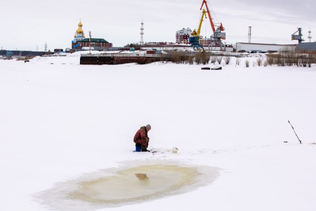 ​Спасатели в ХМАО проводят рейды по водоемам и прогоняют со льда рыбаков
