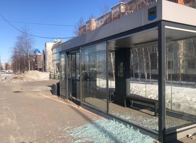 В ХМАО вандалы расстреляли автобусные остановки из пистолета