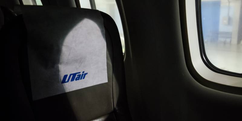 Utair требует от пассажира, который порезал себя и устроил дебош в самолете, крупную сумму