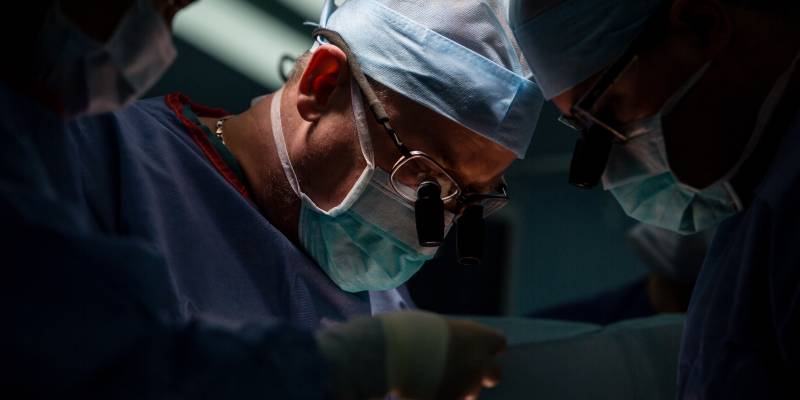 В Нижневартовске врачи вернули зрение мужчине, который год сам лечил слепоту каплями