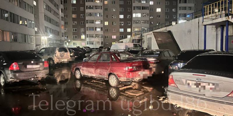 В Сургуте пьяный водитель протаранил несколько авто на парковке во дворе