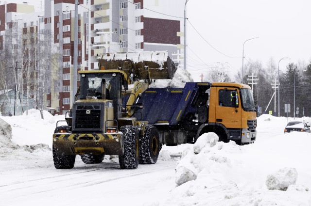 Неравный бой: как коммунальщики Белого Яра воюют со снежными заносами